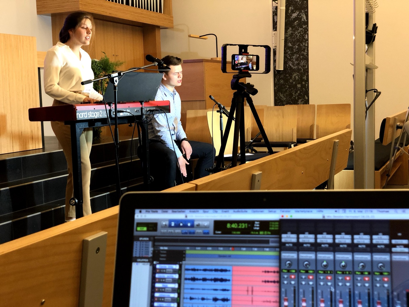 Mobiles Tonstudio bei einer Aufnahme in der Kirche